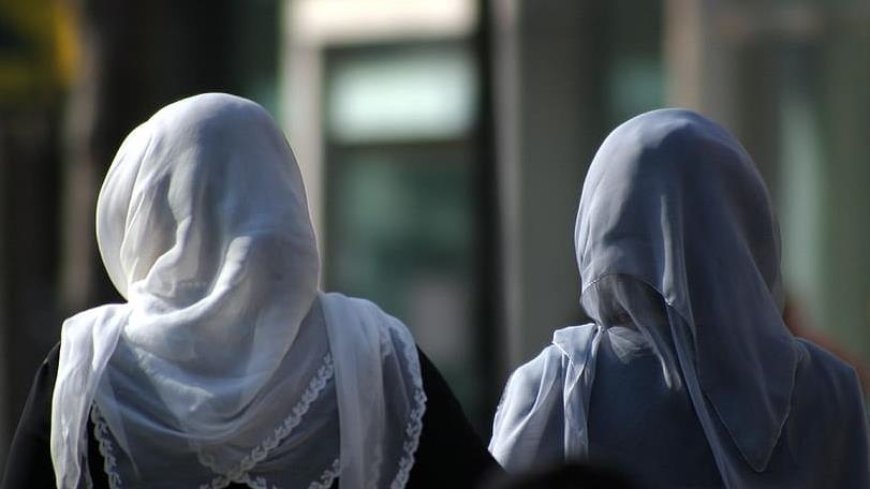 Karnataka Government Withdraws 2022 Hijab Ban Order, Allows Religious Symbols in Schools and Colleges
